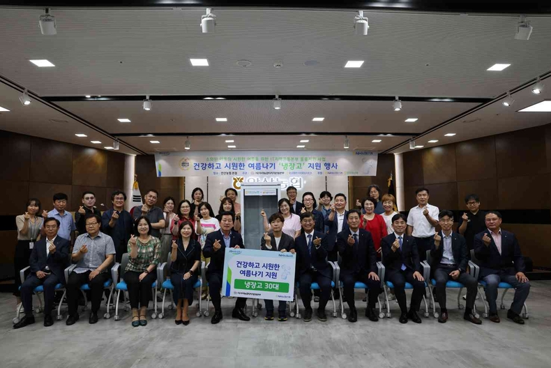 <사진설명> 경기도 안산시 지역아동센터에서 냉장고 기부행사를 진행 후 기념사진을 촬영하고 있다 ⓒ타임즈