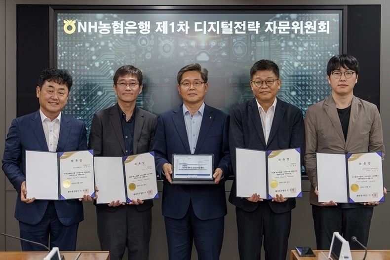 24일 중구 소재 농협은행 본사에서 디지털전략 자문위원회를 출범하여 자문위원을 위촉하고, 기념사진을 촬영하고 있다.<br>
(왼쪽부터) 구태언 법무법인 린 테크 총괄변호사, 주재걸 카이스트 AI대학원 교수, 정재호 농협은행 디지털전략사업부문 부행장, 안현실 서울대학교 공학전문대학원 객원교수, 하정우 네이버클라우드 AI 이노베이션 센터장 ⓒ타임즈 
