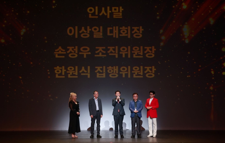 1-3. 이상일 용인특례시장(가운데)가 제42회 대한민국연극제 용인 개막식에서 인사말을 하고 있다. ⓒ타임즈