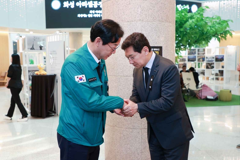 1-3. 화성시청에 마련된 분향소를 방문한 이상일 용인특례시장(오른쪽)이 정명근 화성시장(왼쪽)과 대화하고 있다. ⓒ타임즈
