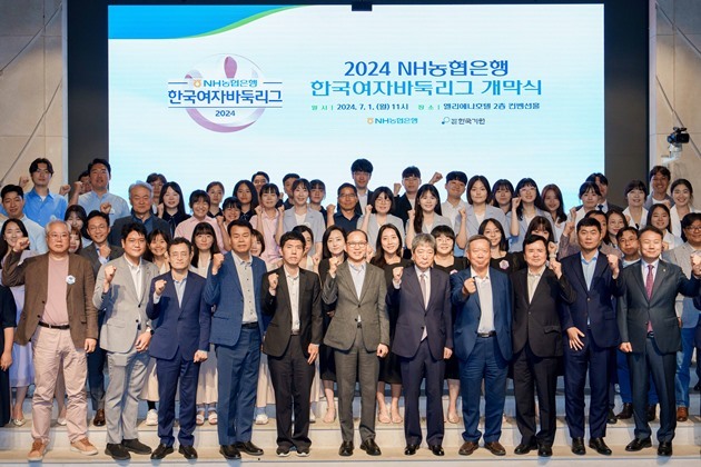 1일 강남구 엘리에나 호텔에서 개최된 2024 NH농협은행 한국여자바둑리그 개막식에서 참석자들이 기념촬영을 하고 있다. ⓒ타임즈 
