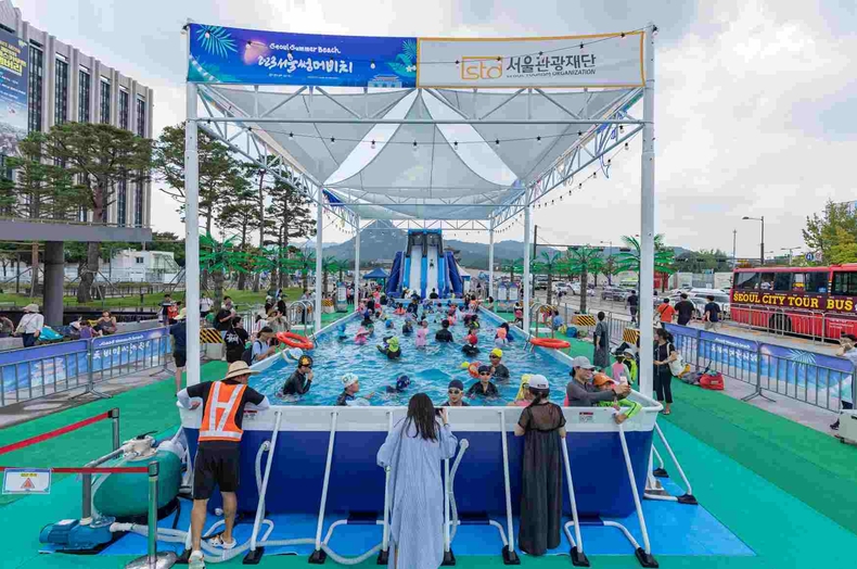 (사진) 슬라이드와 수영장으로 조성됐던 ‘2023 서울썸머비치’ 전경 ⓒ타임즈