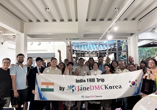 서울 팸투어 일정 중 인사동을 방문한 인도 여행사 관계자 단체사진 ⓒ타임즈 