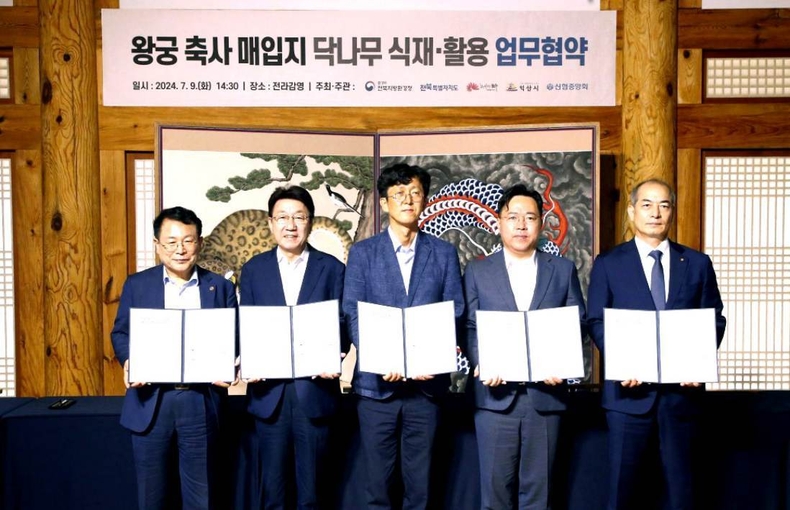 사진. 9일(화) 신협중앙회가 전북지방환경청, 전북특별자치도, 전주시, 익산시와 ‘닥나무 식재 및 활용에 관한 업무협약’을 체결했다. ⓒ타임즈<br>
■ 사진설명 : 사진. 9일(화) 신협중앙회가 전북지방환경청, 전북특별자치도, 전주시, 익산시와 ‘닥나무 식재 및 활용에 관한 업무협약’을 체결했다.<br>
(좌측부터) 정헌율 익산시장, 우범기 전주시장, 송호석 전북지방환경청장, 최병관 전북특별자치도 행정부지사, 우욱현 신협중앙회 관리이사