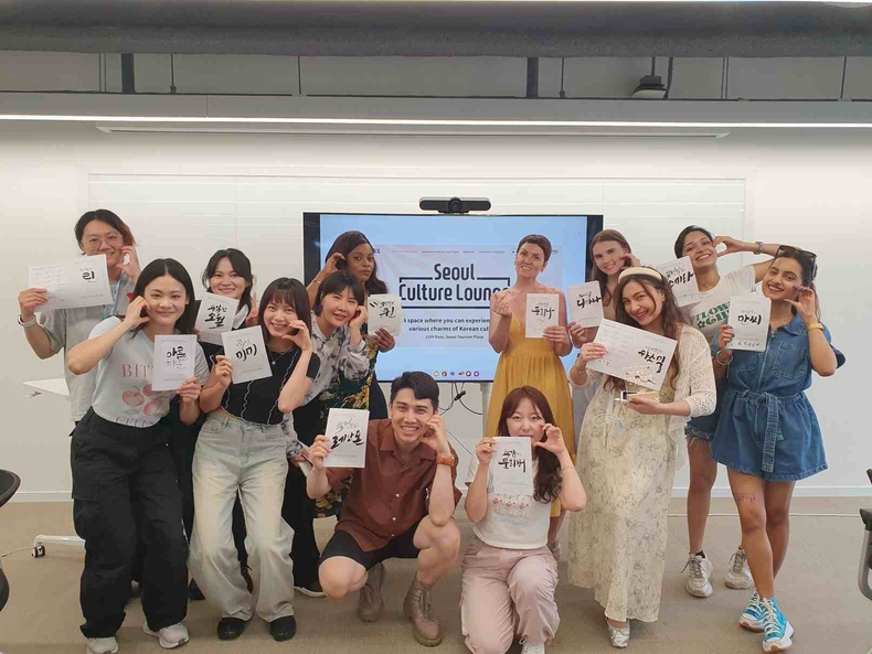 (대표사진) 외국인관광객들이 한글 캘리그라피 체험 후 포즈를 취하고 있다. ⓒ타임즈