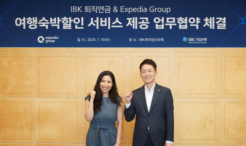IBK기업은행-익스피디아그룹 업무협약식 ⓒ타임즈<br>
<사진은 지난 10일 서울 중구 IBK파이낸스타워에서 열린 업무협약식에서 김태형 IBK기업은행 연금사업그룹 부행장(오른쪽)과 이의정 익스피디아그룹 전무(왼쪽)가 기념촬영을 하고 있는 모습>
