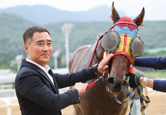 7월6일 데뷔전 직후의 18조 박지헌 조교사 ⓒ타임즈 