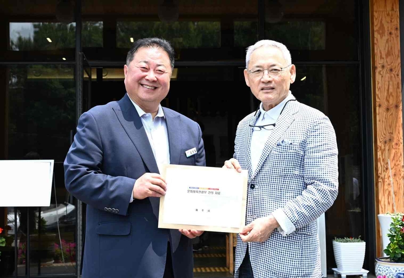김경일 파주시장이 유인촌 문화체육관광부장관에게 건의사항을 전달하고 있는 모습 ⓒ타임즈