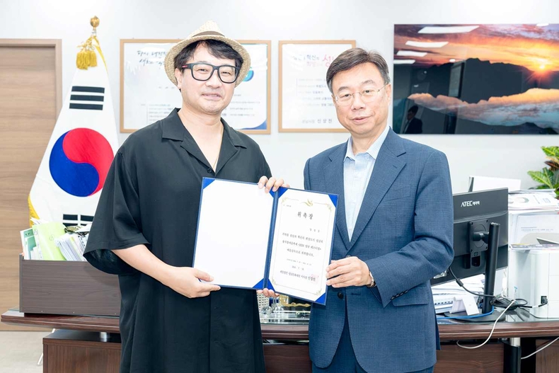 사진 오른쪽 신상진 성남시장(성남문화재단 이사장)과 양정웅 2024 성남페스티벌 예술감독 ⓒ타임즈