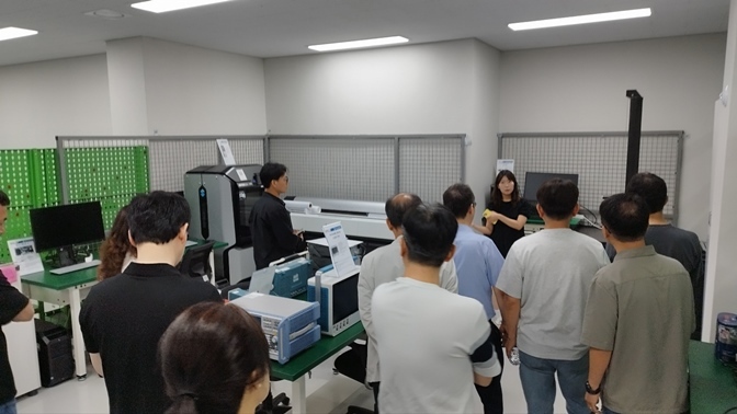 소공인들이 용인 소공인·스타트업 허브의 시설을 둘러보고 있다 1 ⓒ타임즈 
