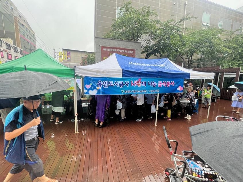 지난 18일 용인도시공사 노동조합(위원장 양희정), 나눔봉사단(단장 송병기)과 함께 기흥구 신갈동에 위치한 무료급식소에서 지역의 홀로어르신 등 어려운 이웃을 위한 삼계탕 나눔 봉사활동을 실시 ⓒ타임즈 