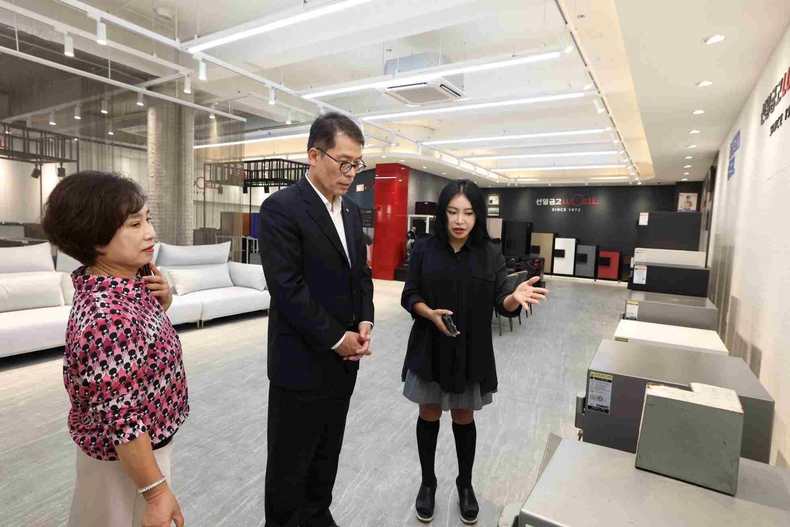 2024 하반기 전국 영업점장 회의(3) ⓒ타임즈<br>
<사진은 19일 김성태 IBK기업은행장(가운데)이 경기도 파주시에 위치한 선일금고제작을 방문해 김영숙 대표(왼쪽)과 관계자로부터 제품에 대한 설명을 듣고 있는 모습>