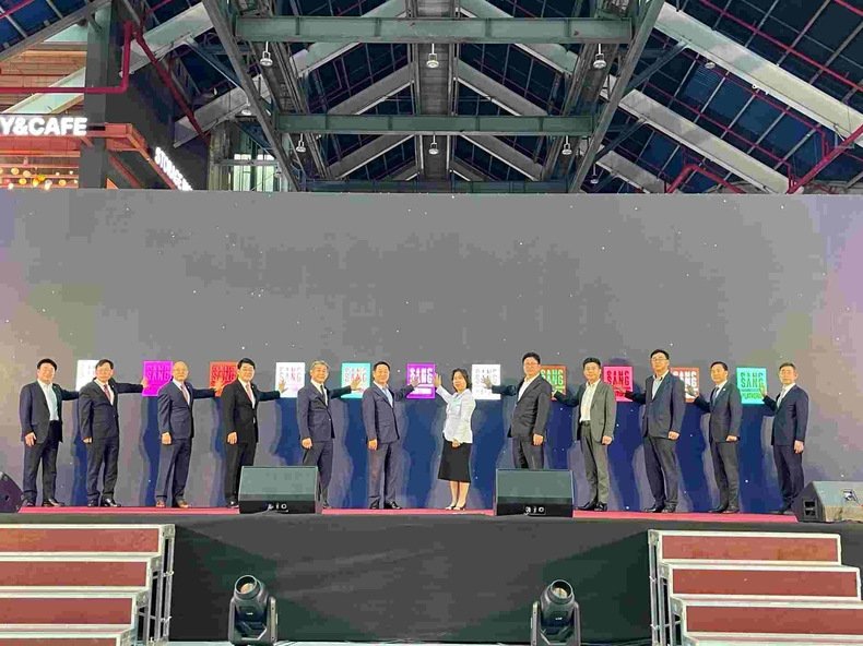 개관 기념 세리머니 터치스크린 ⓒ타임즈