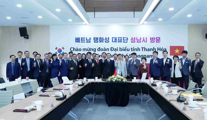 총무과-성남시, 베트남 타잉화성 대표단과 우호교류 증진 방안 논의후 단체 기념 사진 ⓒ타임즈