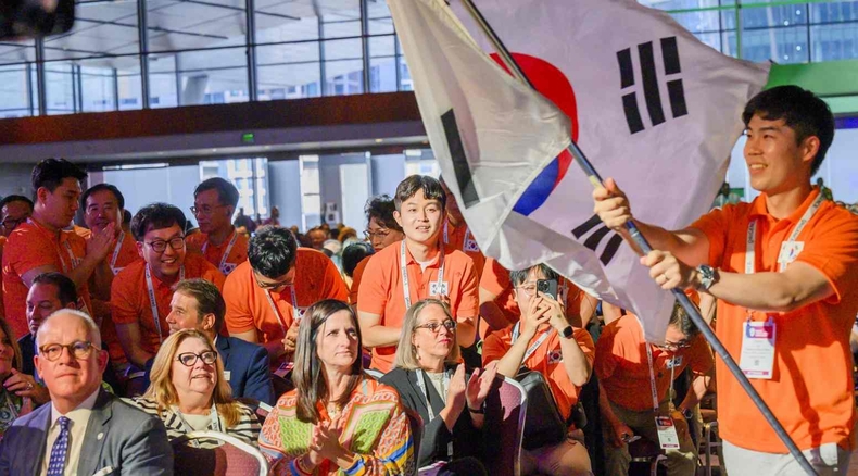 사진3. 미국 보스턴에서 개최된 2024년 세계신협 컨퍼런스에 한국신협 대표단이 참석해 태극기를 흔들고 있다. ⓒ타임즈