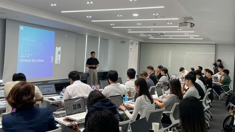 IBK창공 대전 센터 IR 행사 ⓒ타임즈<br>
<사진은 지난 24일 IBK창공 대전 센터에서 열린 IR 행사에서 스트레스솔루션(대표 배익렬) 관계자가 투자유치를 위한 기업 설명을 진행하고 있는 모습>