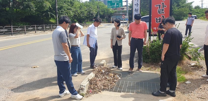 26일 집중호우로 인해 침수피해를 입은 향남읍 풍무교 고가하부 및 인근 하천 침수피해 지역 곳곳을 돌며 현장점검을 실시했다. ⓒ타임즈 