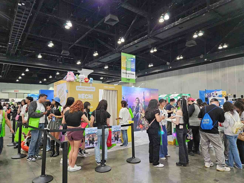 (사진2) KCON LA 서울관광 홍보부스가 운영하는 다양한 체험 콘텐츠를 경험하고자 길게 줄서있는 현지 한류팬들 ⓒ타임즈