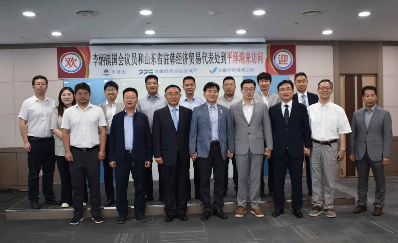 산동성 대표단 단체사진 ⓒ타임즈<br>
사진설명) 경기평택항만공사는 지난 31일 이병진 국회의원실 주관으로 평택항을 방문한 중국 산동성정부 주한국경제무역처 대표단에게 평택항 설명회를 개최했다. 사진은 참석자들이 기념촬영을 하고 있다.