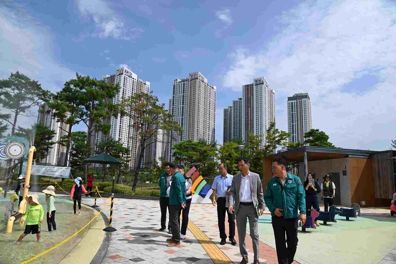 사진자료 : 화성도시공사 경영진들이 직접 물놀이장 특별 합동점검을 실시하고 있다. (화성도시공사 제공)(1) ⓒ타임즈