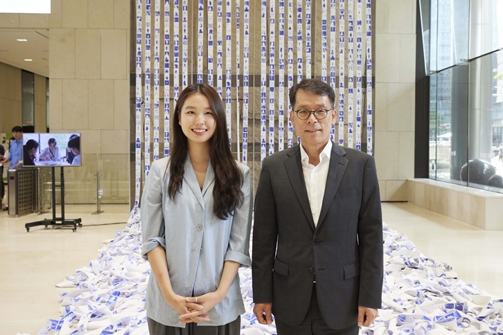 사진은 12일 서울 중구 을지로 기업은행 본점에서 김성태 IBK기업은행장(오른쪽)과 조현서 작가(왼쪽)가 기념 촬영을 하고 있는 모습 ⓒ타임즈 