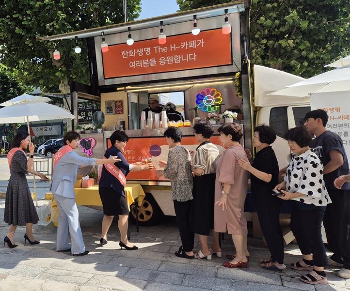  14일(수) 오전 한화생명금융서비스 박효순 인천지역단장(왼쪽에서 세번째)이 FP들과 한화생명 The H-카페 이벤트에 함께 참여하고 있다. ⓒ타임즈 