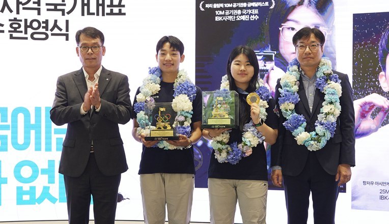 사진은 14일 서울 중구 기업은행 본점에서 열린 IBK사격단 환영행사에서 김성태 IBK기업은행장(맨 왼쪽)이 송종호 선수(왼쪽 두 번째), 오예진 선수(왼쪽 세 번째), 채근배 감독(왼쪽 네 번째)에게 포상금과 격려품을 전달하고 기념촬영을 하고 있는 모습 ⓒ타임즈 