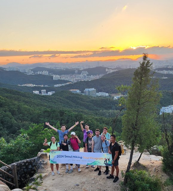 정기 산행 프로그램에 참가한 외국인 관광객 ⓒ타임즈 