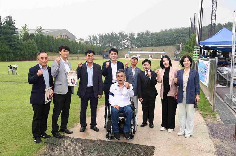 사진1) 궁도 대회에 참석한 화성시의회 의원들과 관계자 단체 ⓒ타임즈