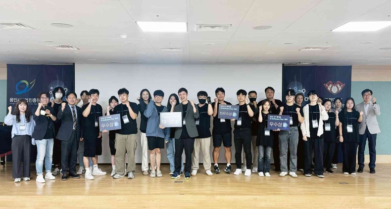 (사진) 해커톤 수상자와 참가자들이 기념촬영을 하고 있다 ⓒ타임즈