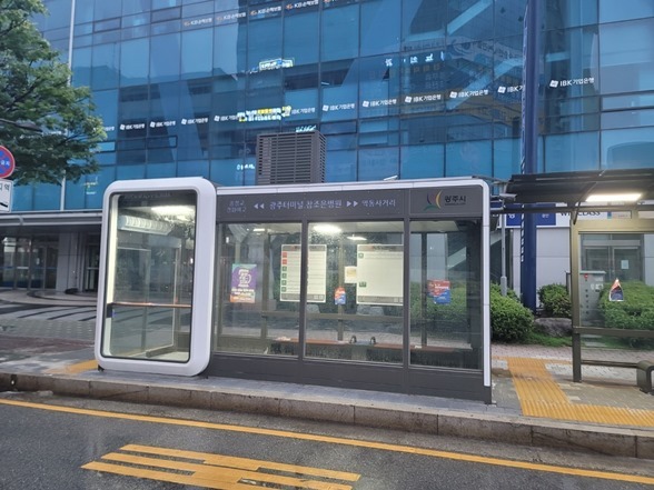  참좋은병원 앞에 설치된 스마트 버스정류장 모습 ⓒ타임즈 