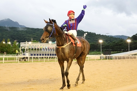 23년 농림축산식품부장관배 우승 글로벌히트 김혜선 기수 ⓒ타임즈 