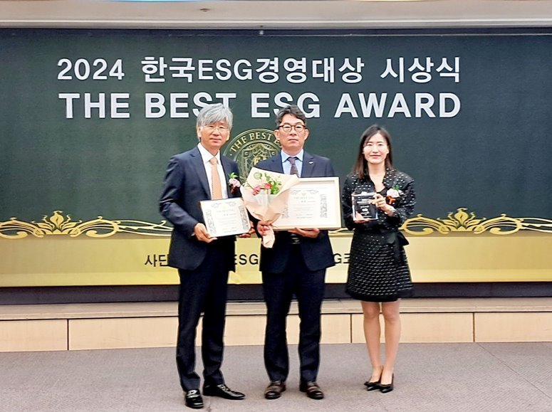 30일(금), 서울 중구 한국언론진흥재단 19층에서 개최된 2024 한국ESG경영대상 'THE BEST ESG’ 시상식에서 송영환 LH 기획조정실장(가운데), 윤재은 한국ESG위원회 이사장(왼쪽), 유연정 ESG코리아뉴스 대표(오른쪽)가 LH 공공기관 부문 대상 수상 기념 촬영을 하고 있다. ⓒ타임즈 