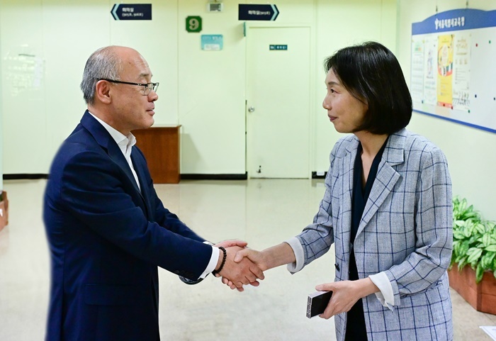 악수하는 최회정 의장(오른쪽)과 설세훈 교육감 권한대행(왼쪽) ⓒ타임즈 