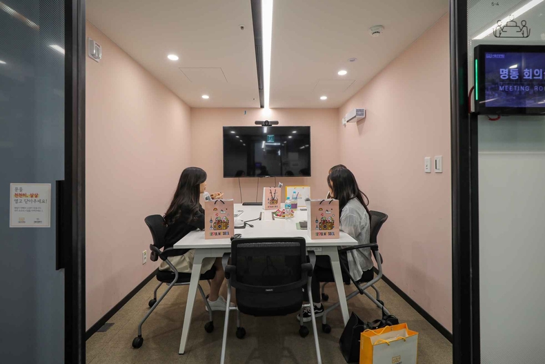 (사진) 서울관광재단에서 멘토링을 진행하고 있는 모습 ⓒ타임즈
