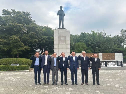 인천 자유공원 맥아더장군 동상 앞 단체사진 (왼쪽부터) 서울시재향군인회 신사철 사무처장, ㈜연평 여행사 이광현 대표, 서울시재향군인회 안동원 공군부회장, 정현조 특임부회장, 이병무 회장, 윤상업 해군부회장, 김원곤 육군부회장 ⓒ타임즈 