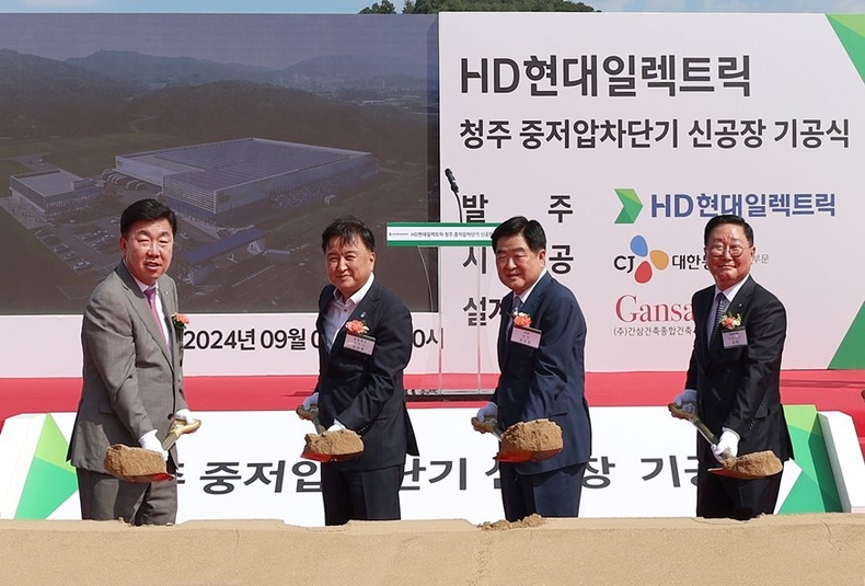 HD현대일렉트릭이 3일(화) 청주센트럴밸리 일반산업단지에 위치한 신공장 부지에서 중저압차단기 공장 기공식을 가졌다. (사진 왼쪽부터 이범석 청주시장, 김영환 충북도지사, 권오갑 HD현대 회장, 조석 HD현대일렉트릭 사장) ⓒ타임즈 