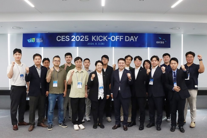 사진은 지난 3일 IBK창공 대전센터에서 열린 ‘IBK창공 CES 2025’ 킥오프데이 행사에서 기업은행 관계자들과 참여기업 임직원들이 기념촬영을 하고 있는 모습 ⓒ타임즈 