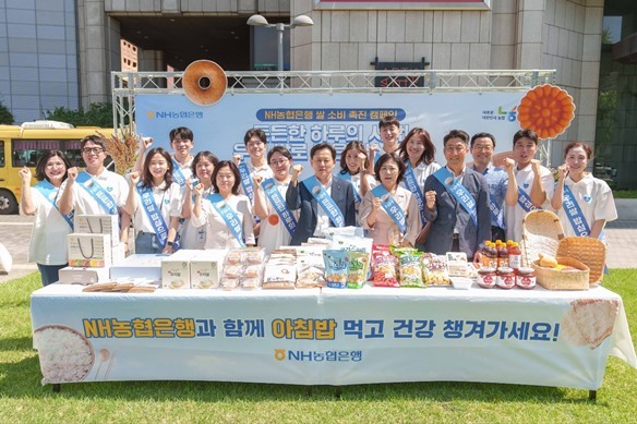 지난 3일 서울 중구 한국프레스센터 앞 '서울마당' 일대에서 대학생 봉사단 N돌핀과 함께 우리쌀과 쌀가공품을 시민들에게 나눠주며 아침밥의 중요성을 알렸다. ⓒ타임즈 