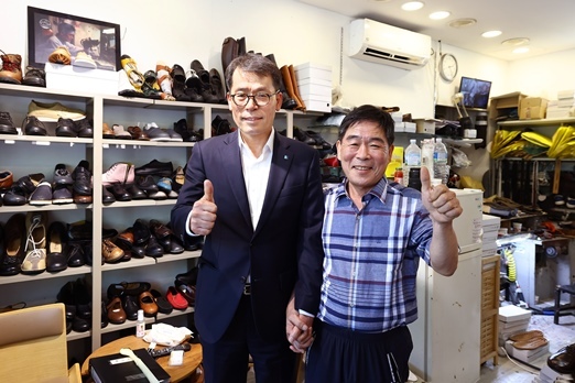 사진은 4일 서울 염천교 수제화거리를 방문한 김성태 IBK기업은행장(왼쪽)이 수제화를 구입하고 고기황 이태리제화 대표(오른쪽)와 기념촬영을 하고 있는 모습 ⓒ타임즈 
