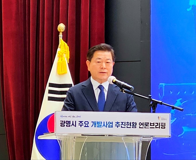 박승원 광명시장는 '광명시 주요개발사업 추진현황' 브리핑 사진(1) ⓒ타임즈