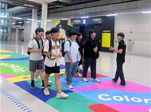 상상플랫폼 내 뮤지엄엘 전시 관계자 설명 ⓒ타임즈 