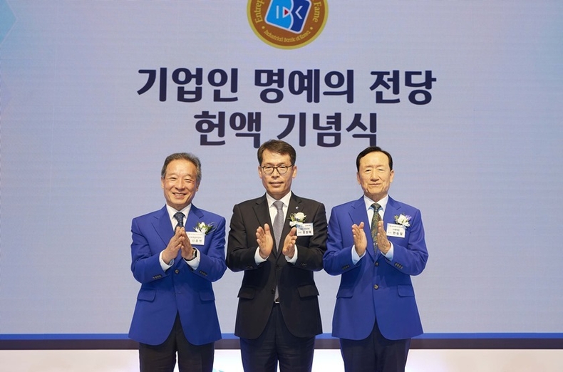 사진은 6일 서울 을지로 기업은행 본점에서 열린 ‘2024 기업인 명예의 전당 헌액식‘에서 김성태 IBK기업은행장(가운데)과 한승일 에이알 회장(오른쪽), 신홍범 리모트솔루션 회장(왼쪽)이 기념촬영을 하고 있는 모습 ⓒ타임즈 