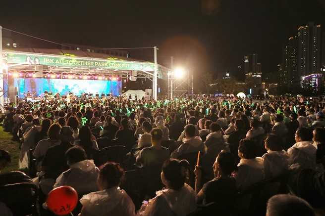 지난 6일 경기도 안산시 선부광장에서 열린 ‘IBK 모두다 파크콘서트 2024’ 현장 사진 2 ⓒ타임즈 