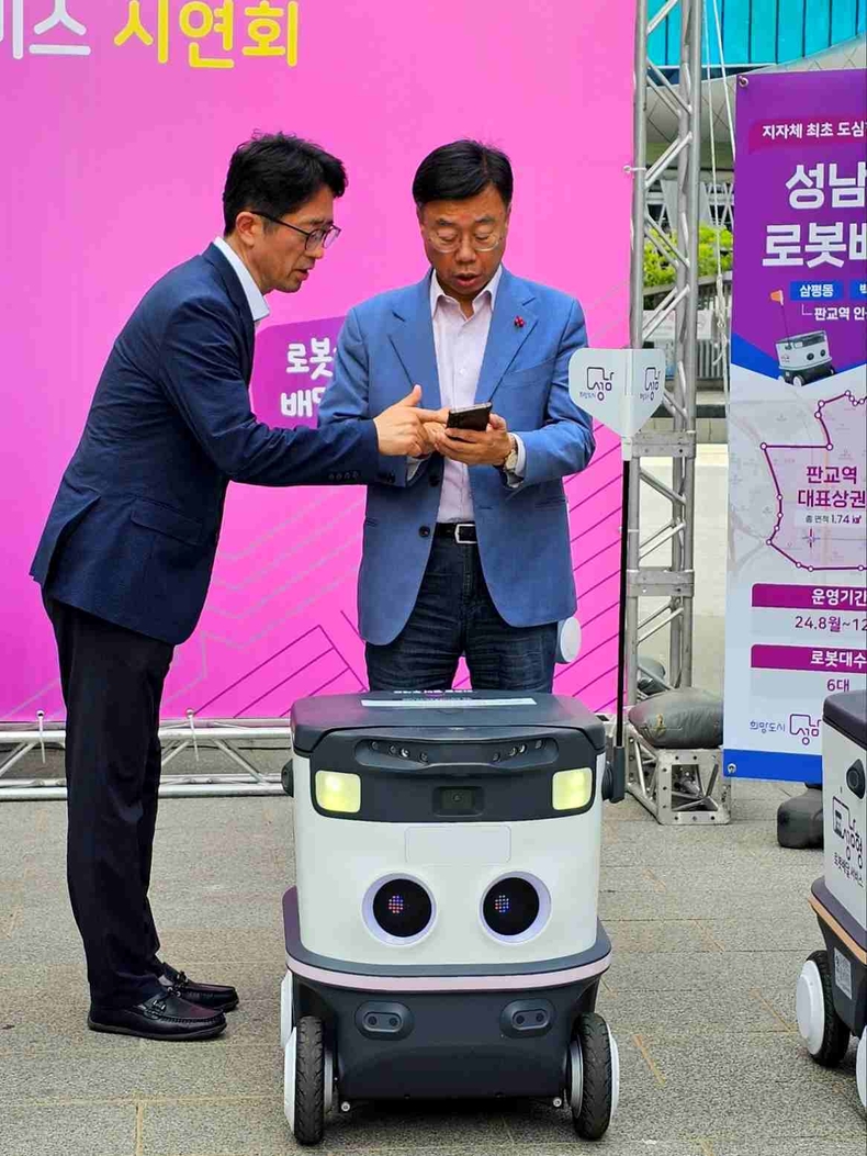 성남형 로봇배달 서비스 시연하는 신상진 시장(2) ⓒ타임즈