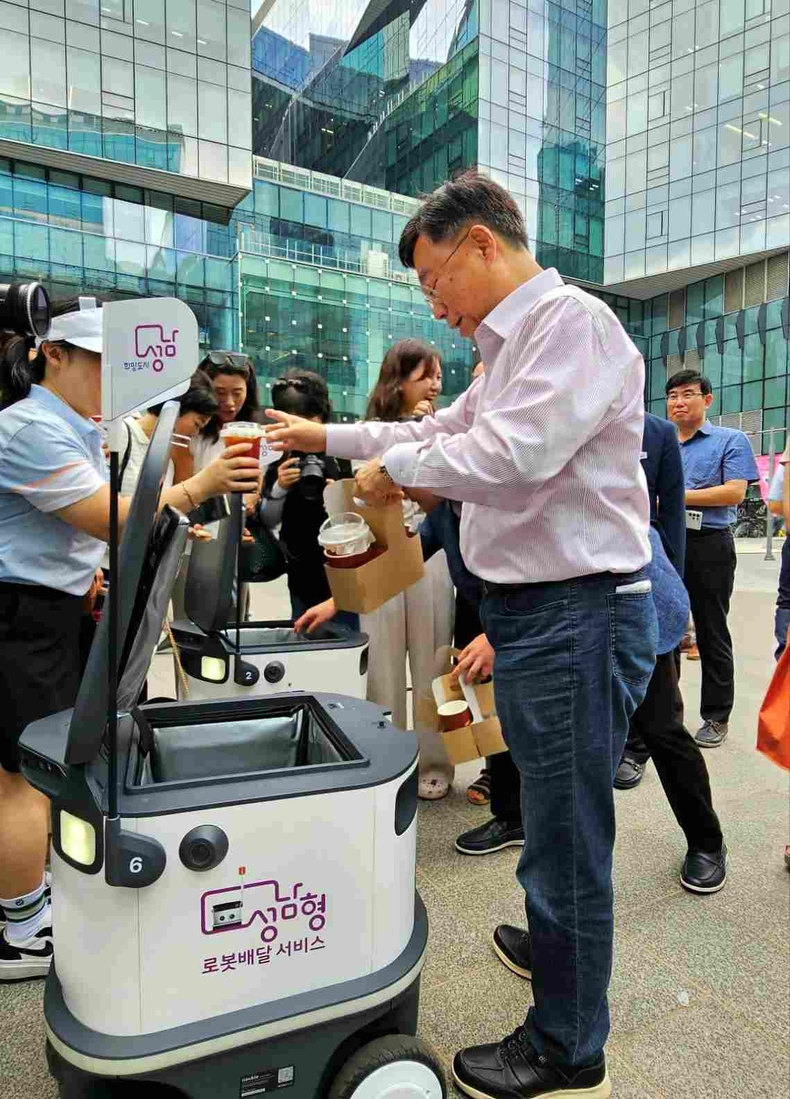 성남형 로봇배달 서비스 시연하는 신상진 시장(4) ⓒ타임즈