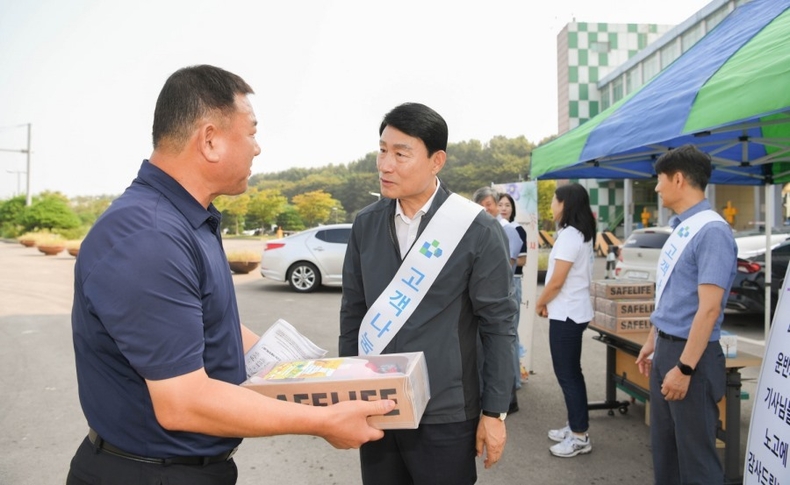 (좌측) 폐기물 운반기사, (우측) 송병억 공사 사장 