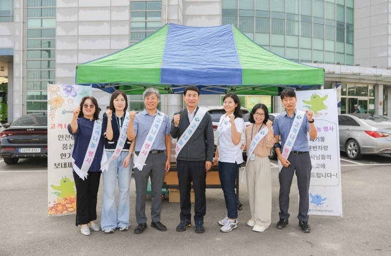구아미 공사 매립본부장, 공사 직원, 황병기 반입검사부장, 송병억 공사 사장, 공사 직원, 공사 직원, 박춘봉 매립운영처장 ⓒ타임즈 
