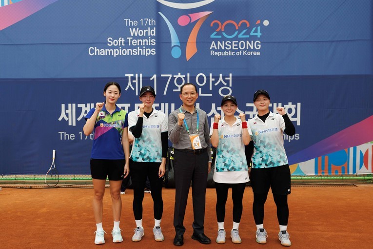 (맨 왼쪽부터) 이정운, 임진아, NH농협은행 박병규 수석부행장, 이민선, 문혜경 선수가 기념사진 촬영을 하고 있다. ⓒ타임즈 