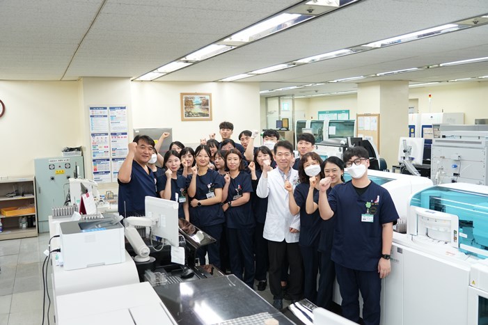 분당제생병원 진단검사의학과 직원들이 인증 통과 기념 사진 ⓒ타임즈 